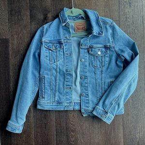Levi’s women’s trucker jean jacket